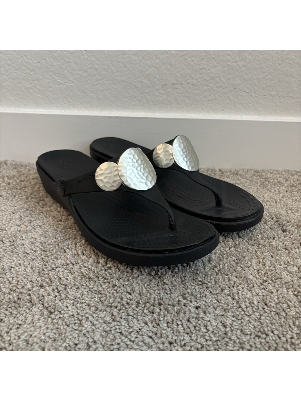Crocs Sanrah Foam Comfort Wedge Flip Flop Sandals Black Silver Womens SZ 10 EUC